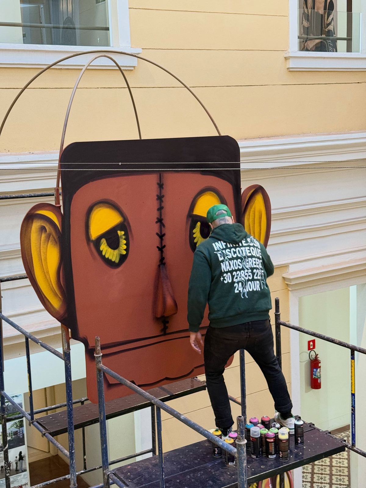 Tico Canato pinta um rosto gigante na exposição A Casa, Pinacoteca de Botucatu