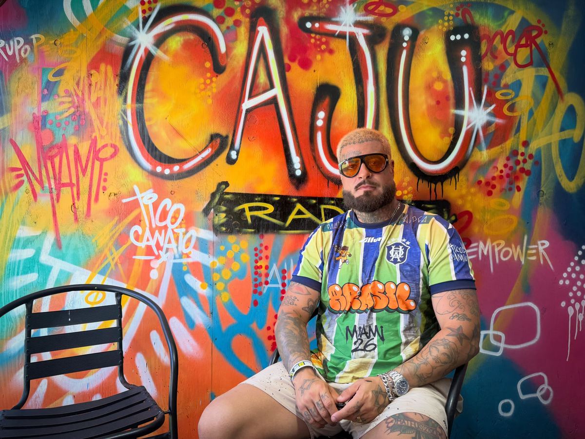 Tico Canato no estúdio da Caju Radio, todo grafitado, em Miami