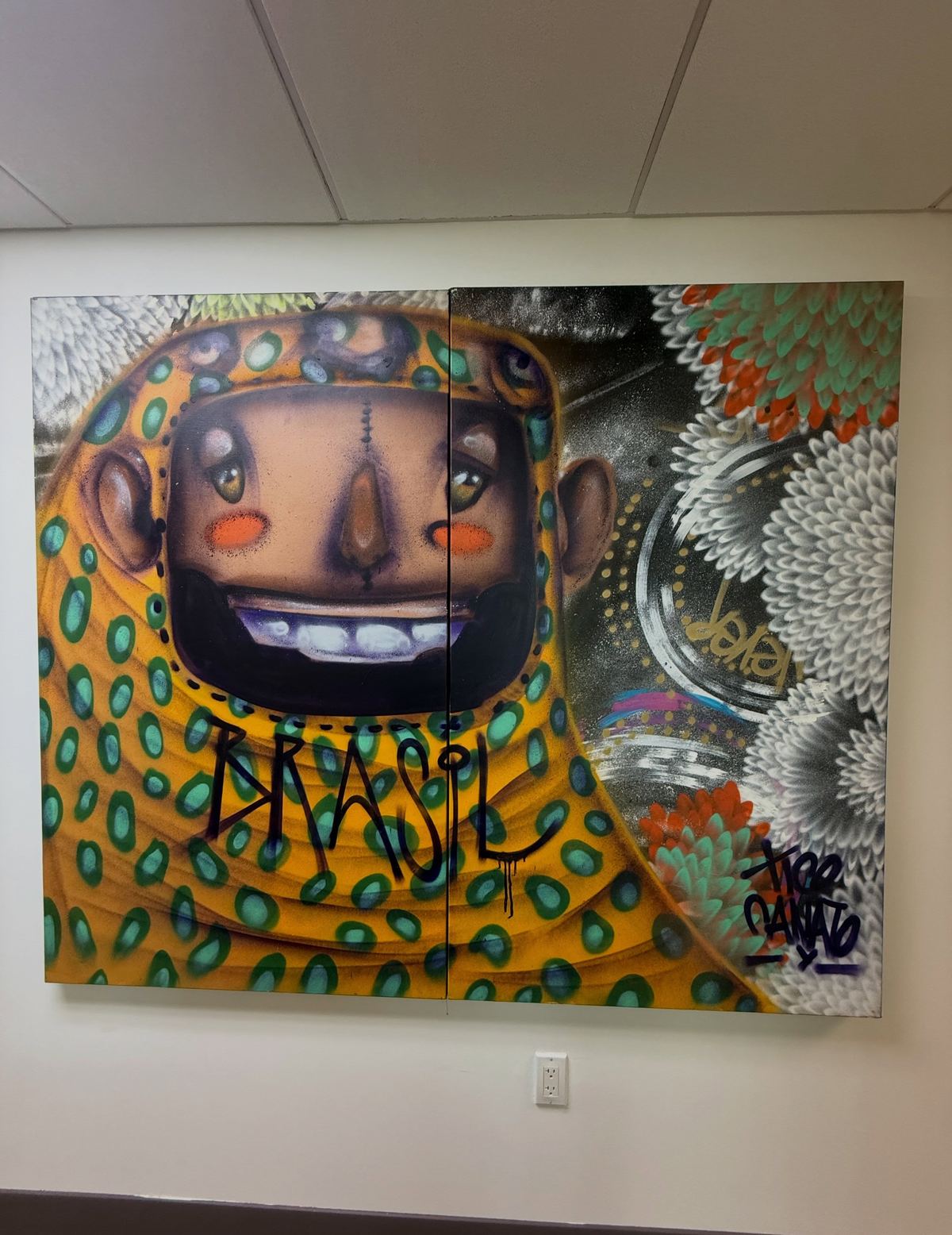 Obra de Tico Canato exposta no corredor do Consulado-Geral do Brasil em Miami