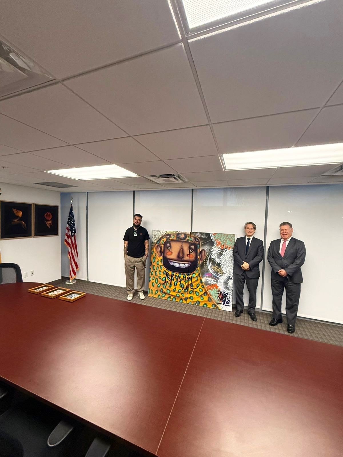 Entrega de obra de Tico Canato na sala do Consulado-Geral do Brasil em Miami