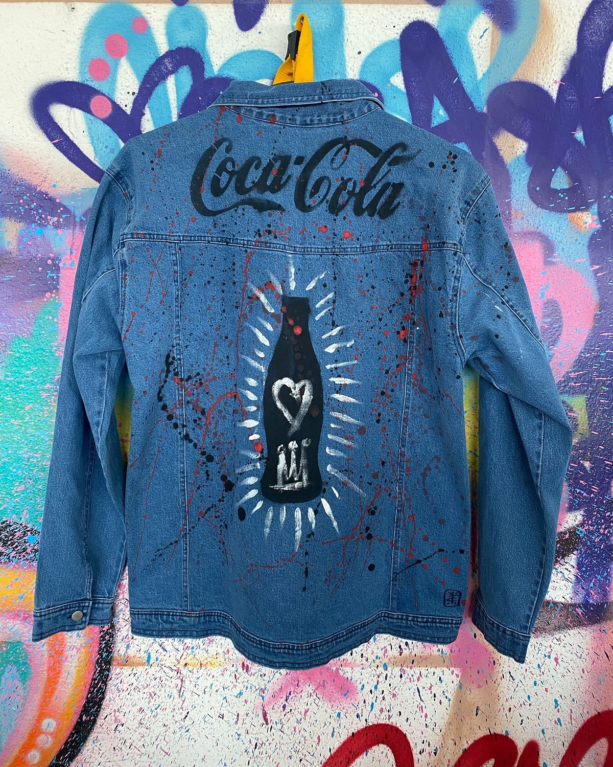 Jaqueta jeans customizada com garrafa de Coca-Cola pintada à mão