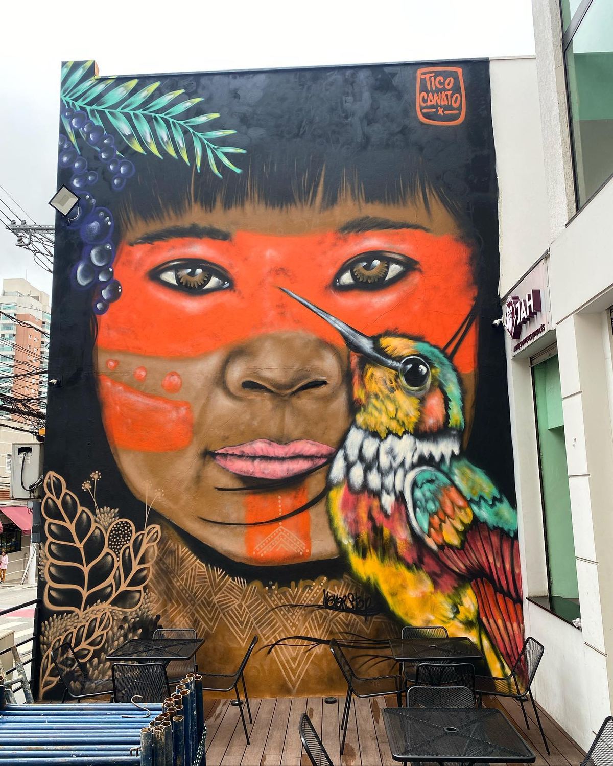 Painel Raízes: rosto indígena com pintura facial e um beija-flor, São Paulo
