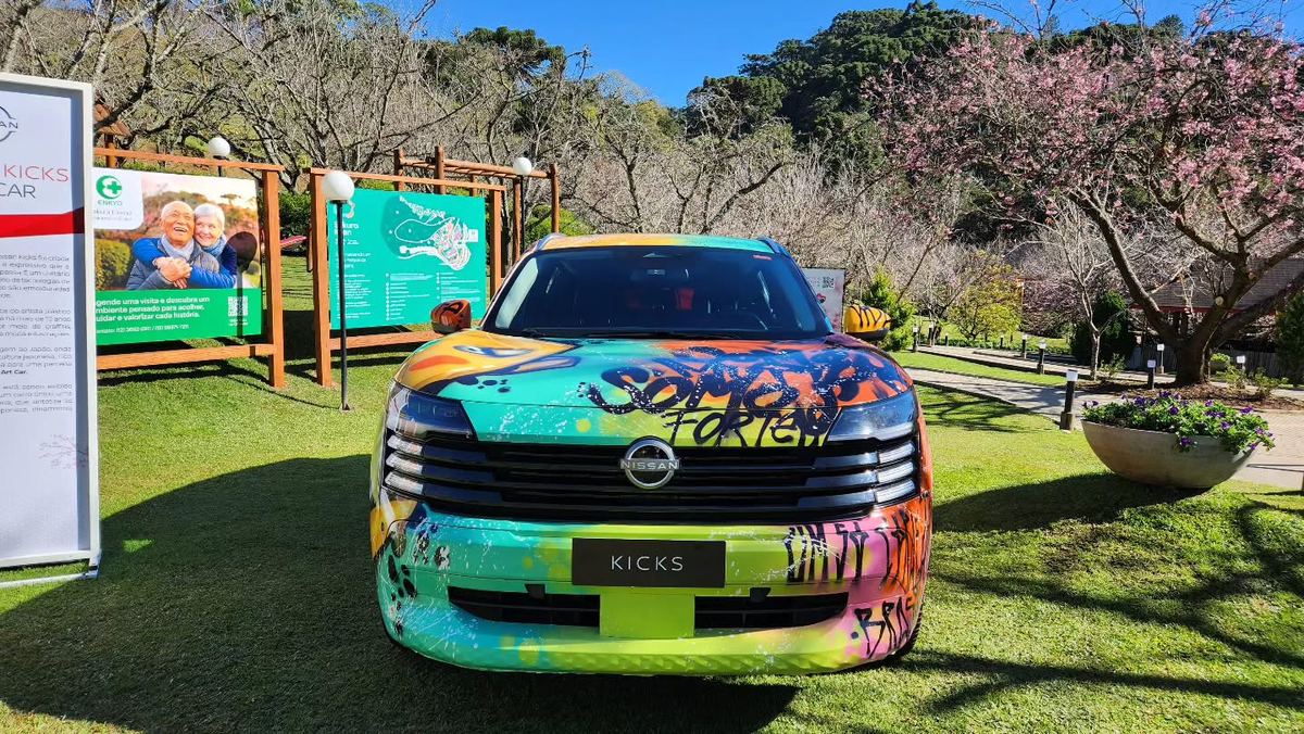 Frente do Nissan Kicks Art Car grafitado por Tico Canato