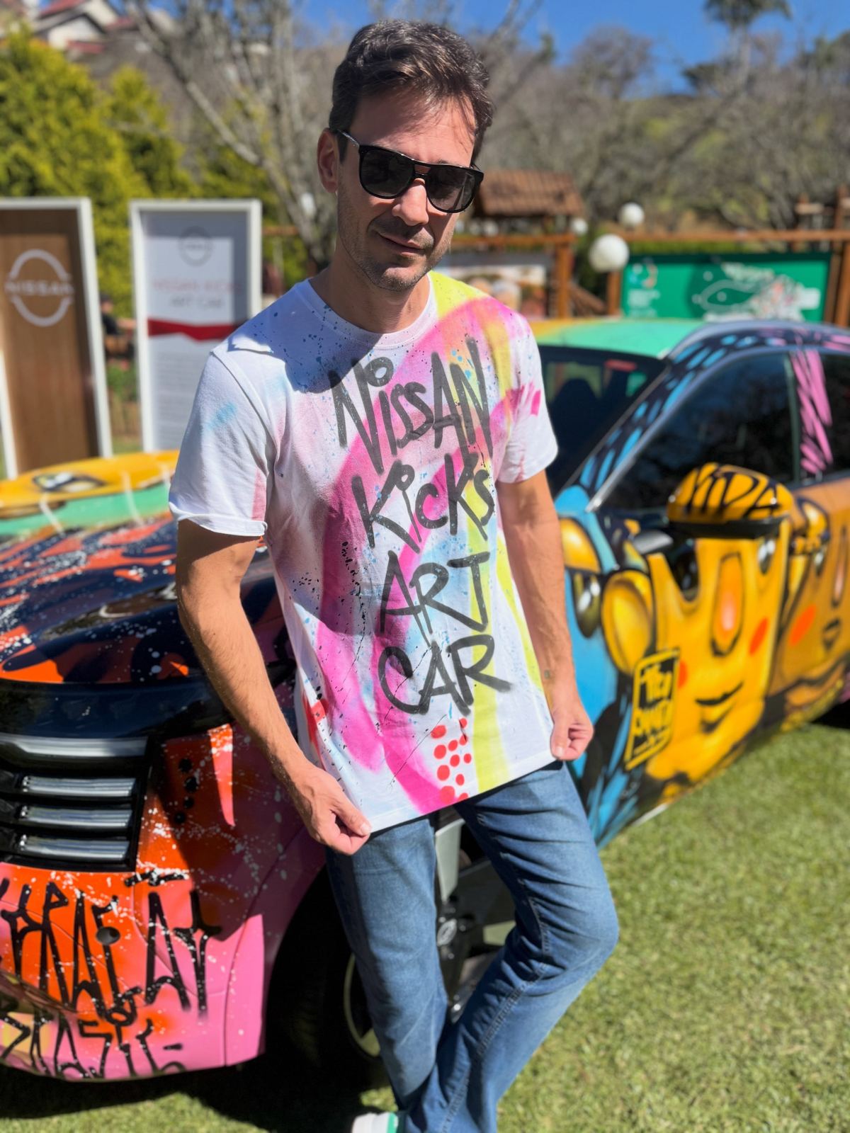 Tico Canato encostado no Nissan Kicks Art Car em Campos do Jordão
