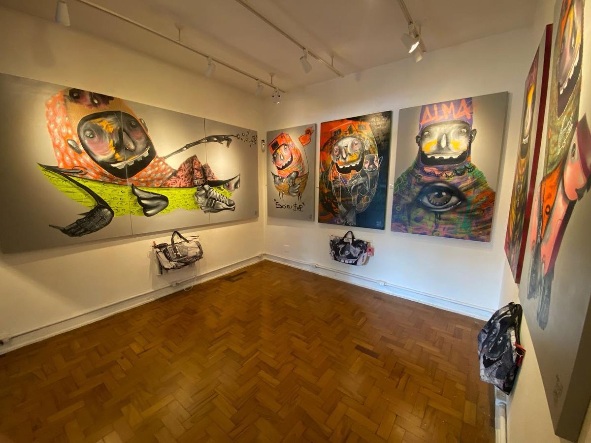 Telas da exposição OCULTO penduradas na galeria