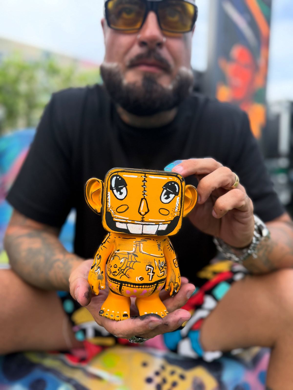 Ondi Toy Art laranja da série Miami nas mãos do artista