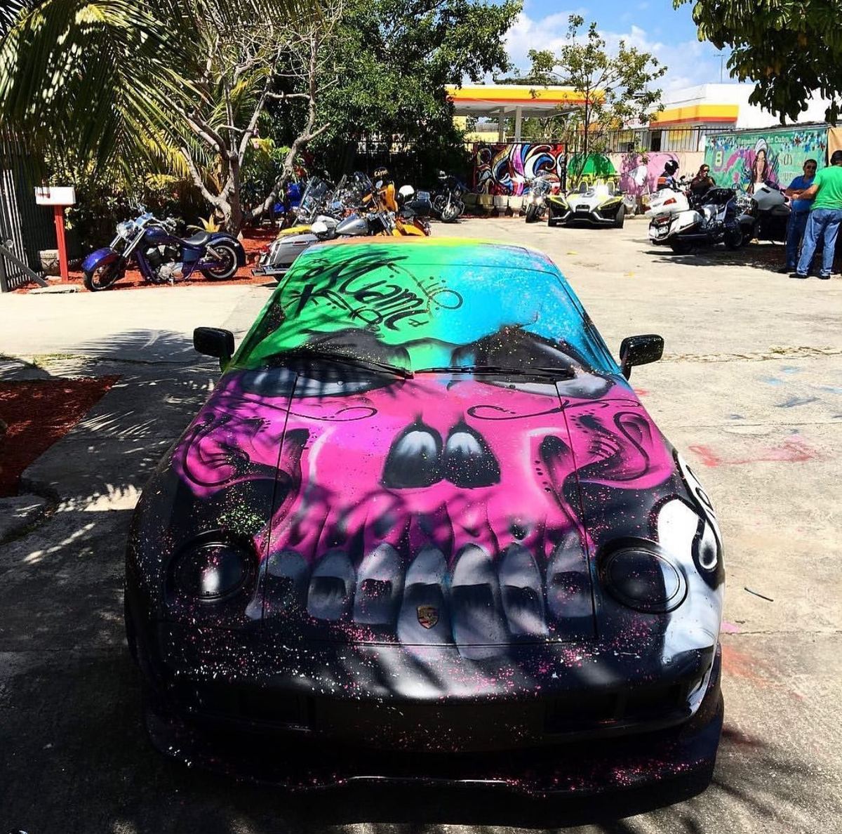 Porsche com caveira pintada em spray no capô, por Tico Canato