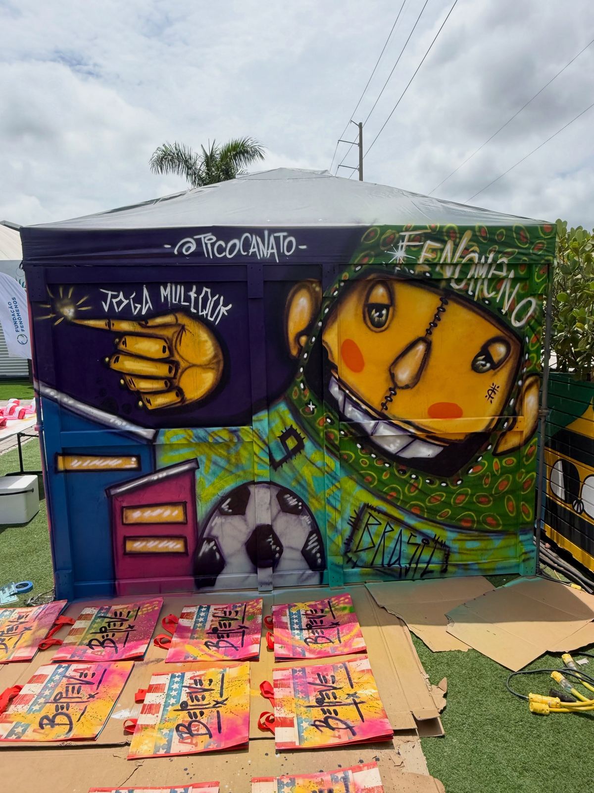 Container grafitado com o personagem Ondi e bolas de futebol na Casa Rede Ronaldo