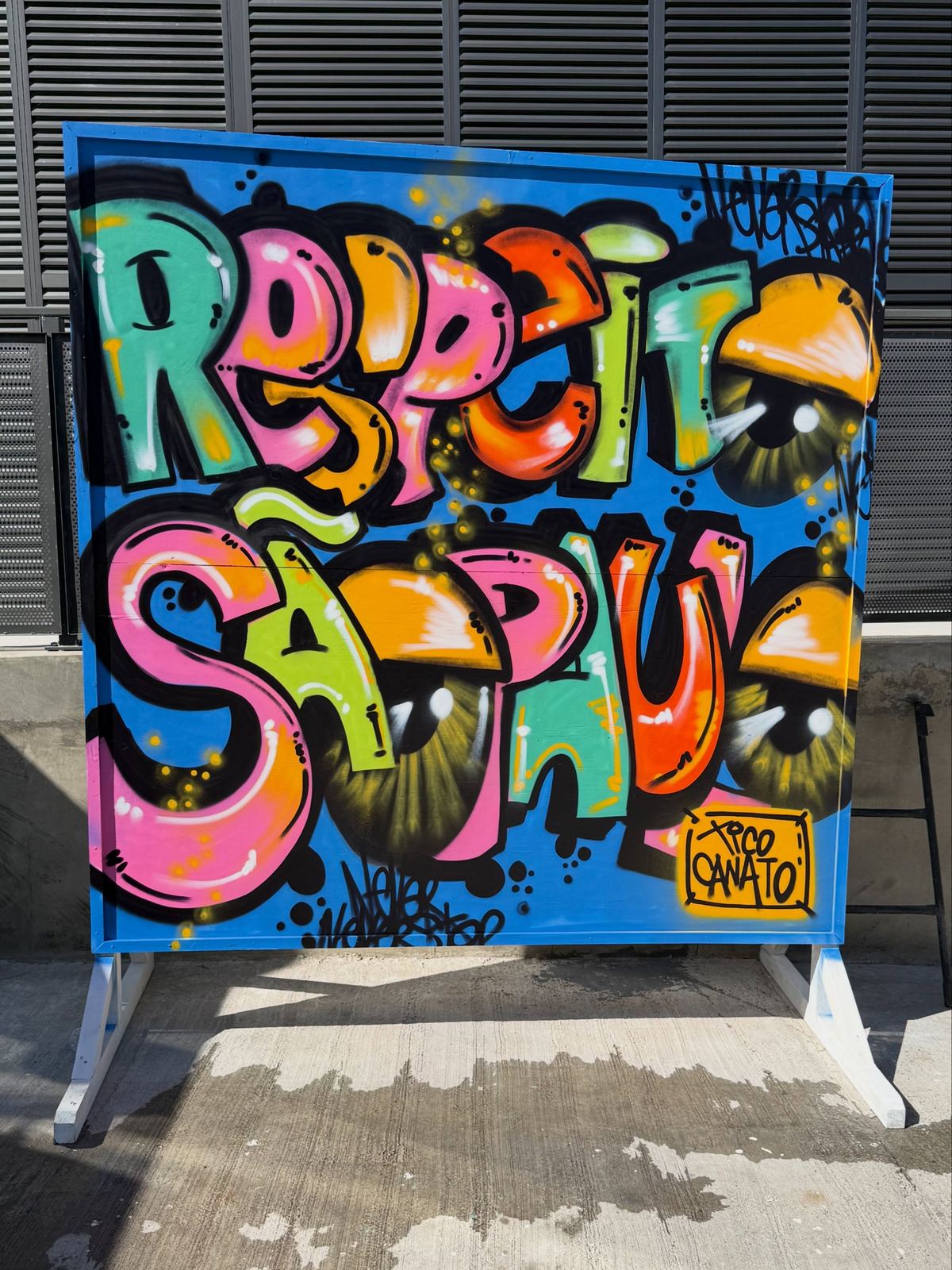 Painel Respeito SP com letras grafitadas e personagens