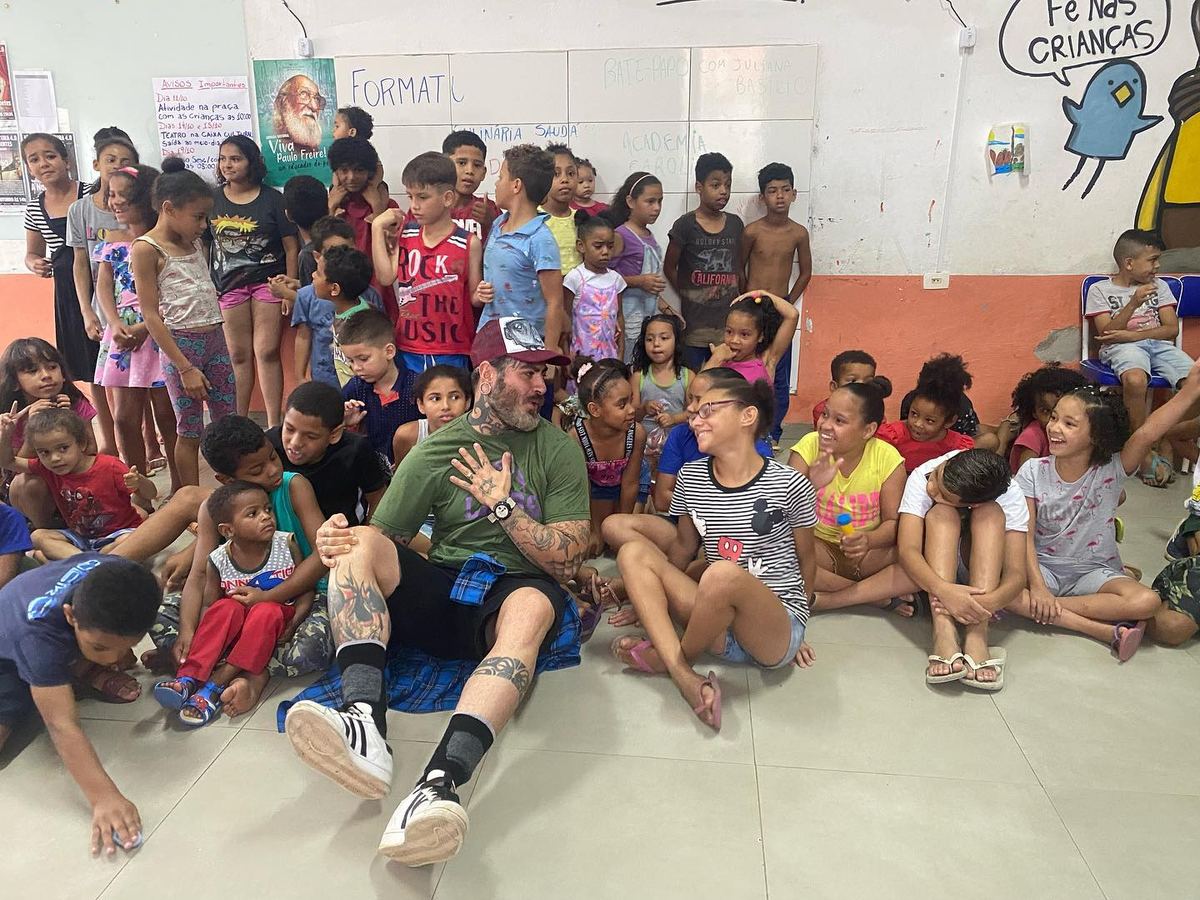 Grupo de crianças com Tico Canato numa oficina do Arte Move o Mundo