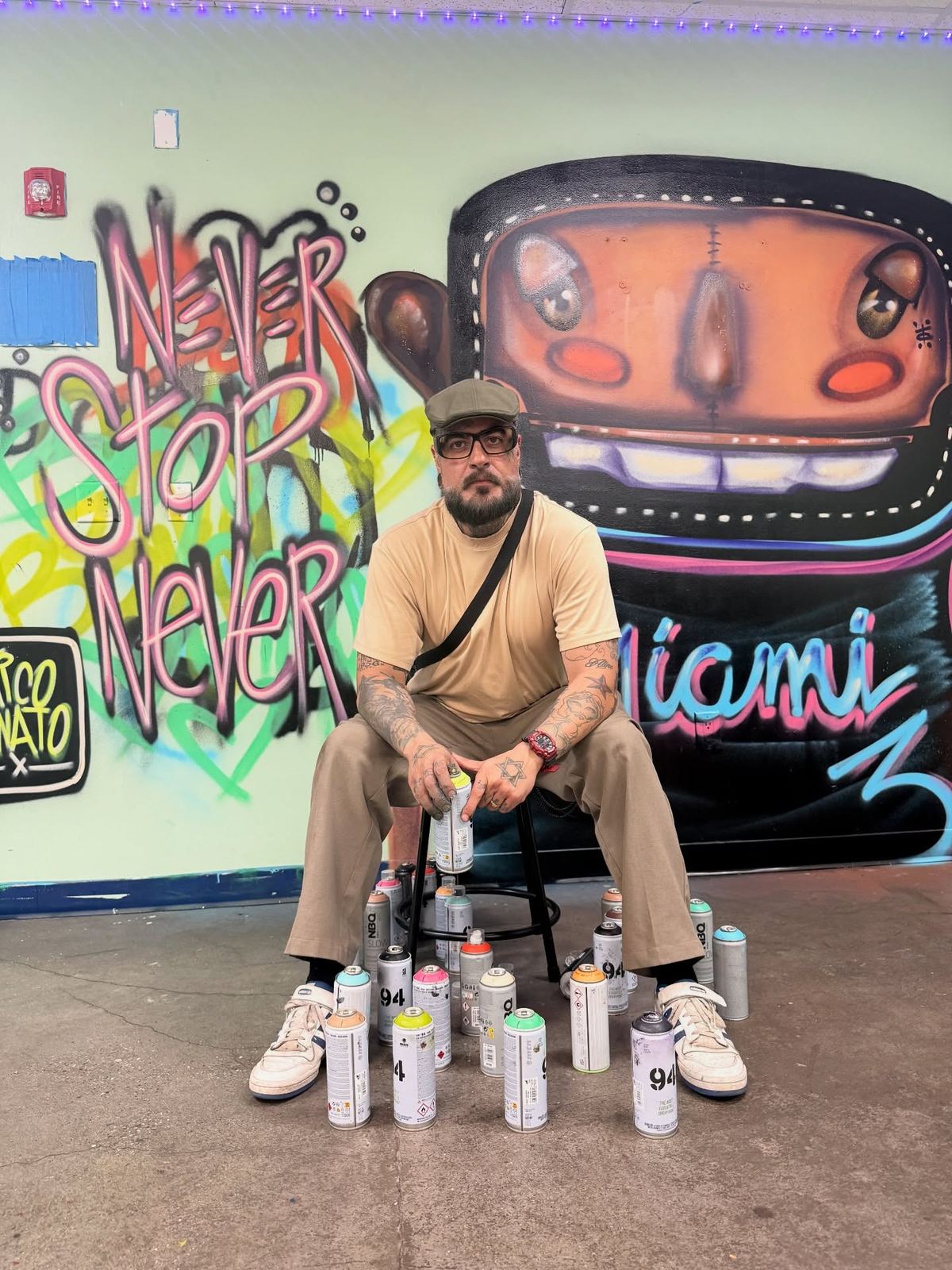 Mural Never Stop Never pintado com crianças numa oficina em Miami