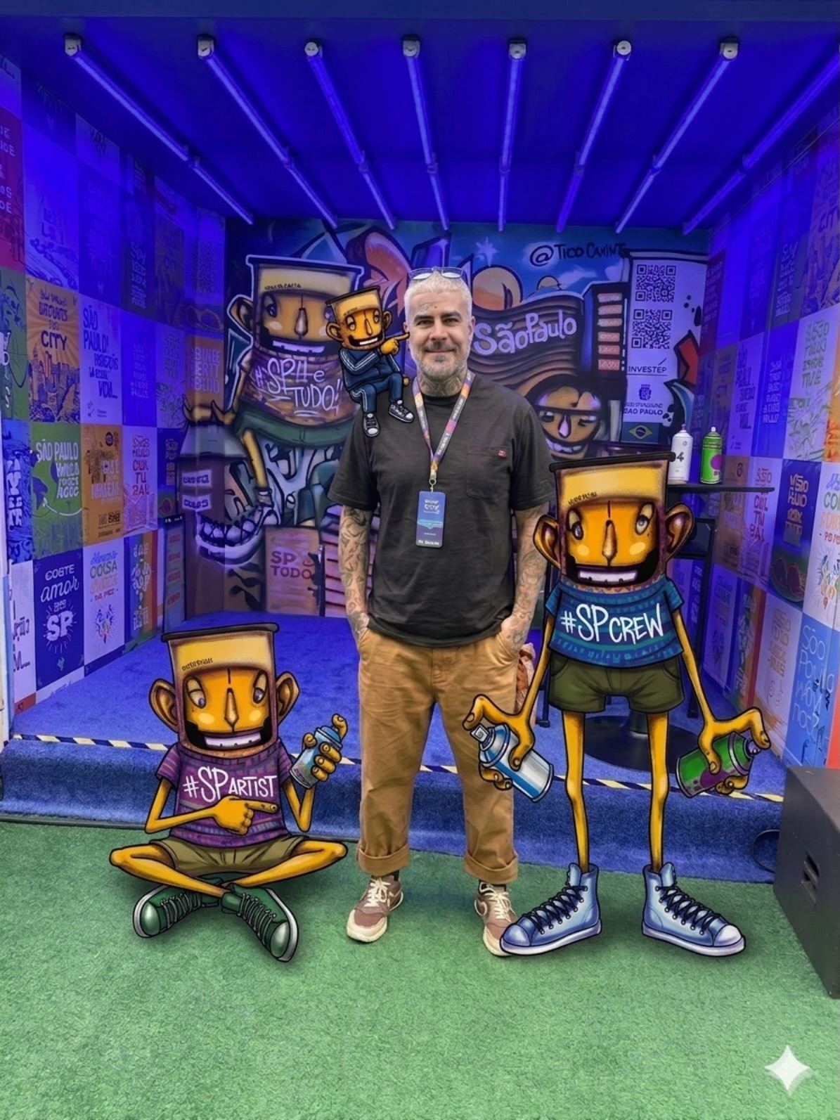 Tico Canato na instalação da SP House com esculturas do Ondi
